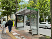 ビル前のバス停「札幌駅前」