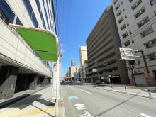 機動ビル前面の通り