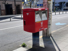 ビル前のポスト