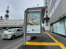 ビル前のバス停「北1条東1丁目」