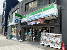 付近のファミリーマー