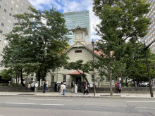 付近の札幌市時計台