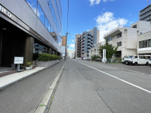 212ビル前面の通り