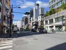 上野THビル前面の春