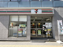 向かいのセブン-イレ