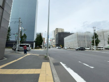 片岡商事ビル前面の北1条・雁来通通り