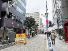 信ビルディング前面の