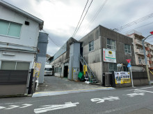 ビル横のヤマト運輸