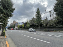 ゴム産業会館前面の目