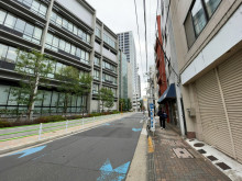 三進ビル前面の通り