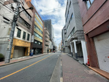 花井ビル前面の通り