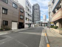 トスビル前面の通り