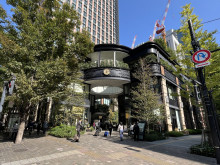 隣の一号館広場