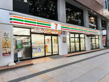 並びのセブン-イレブ