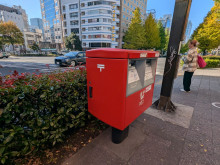 ビル前のポスト