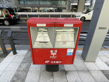 ビル前の郵便ポスト
