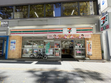 付近のセブン-イレブ