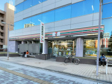付近のセブン-イレブ