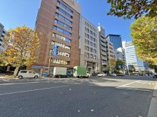 淡景ビル前面の専大通