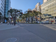 仙台三菱ビル前面の青