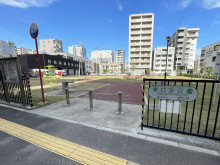 向かいにある東口芝公