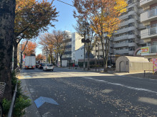 佐伯ビル前面の甲州街