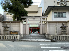 並びにある坐摩神社