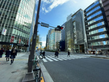 ビル前の新宿通り