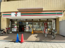 付近のセブン-イレブ