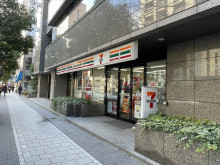 並びのセブン-イレブ