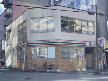 付近のセブン-イレブ