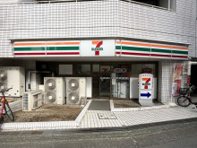 向かいのセブンイレブ