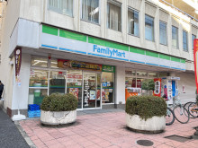 向かいのファミリーマ