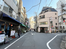 六栄ビル前面の通り