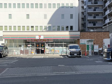 同じ通りにあるセブン
