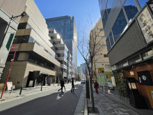 友泉本石町ビル前面の