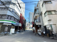 AUSビル前面の通り