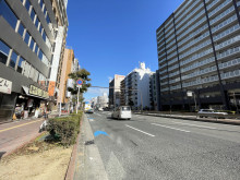 難波ビル前面の通り