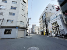 山五ビル前面の通り