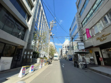 新東和ビルB棟前面の