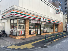 向かいのセブン-イレ
