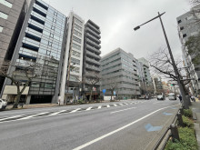 靖国外苑ビル前面の靖