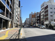 本島ビル前面の春日通