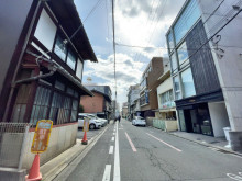 山川ビル前面の通り