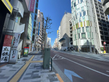 御苑スカイビル前面の