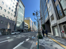 新宿小川ビル前面の通