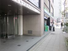 横浜フコク生命ビル前面の歩道