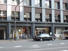 周辺：飲食店、コンビニ複数