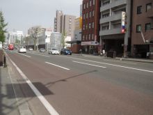 塚本ビル前面の通り