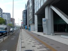 オフィスビル前面の歩